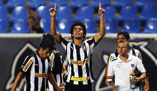 Bruno Mendes marca no fim e Botafogo vence o Vasco de virada