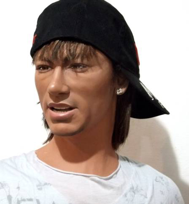 Artista plástico faz escultura em tamanho real do atacante Neymar