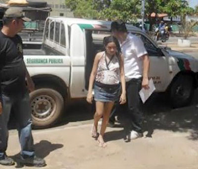 A jovem Ana Paula Marquês, de 18 anos, foi presa, na manhã de hoje, acusada de ter cortado o filho recém-nascido ao meio com uma faca de cortar carne, no Bairro Morro da Onça, em Esperantina-PI.