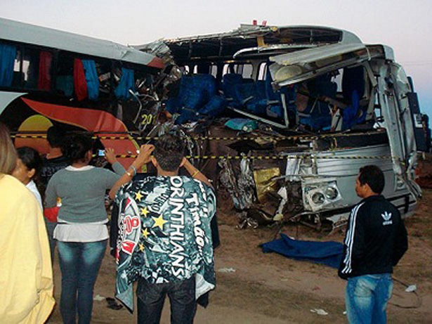 Sete pessoas morrem em acidente com ônibus clandestinos na Bahia