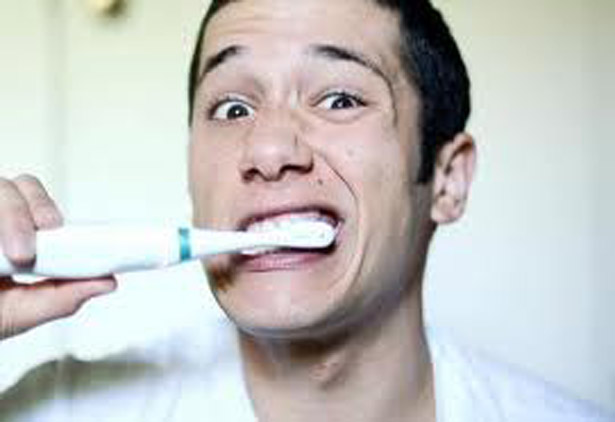 Homens que escovam mal os dentes podem ter problemas de ereção