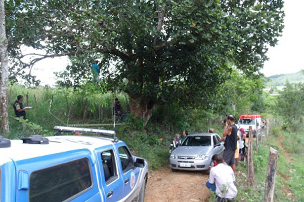 Ipiaú: Homem é encontrado enforcado em jaqueira
