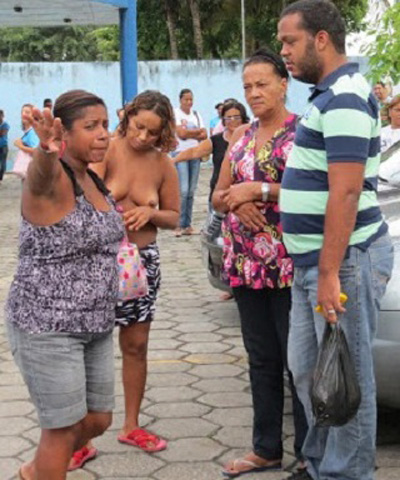 Itabuna: Mulher fica nua na frente da prefeitura durante protesto