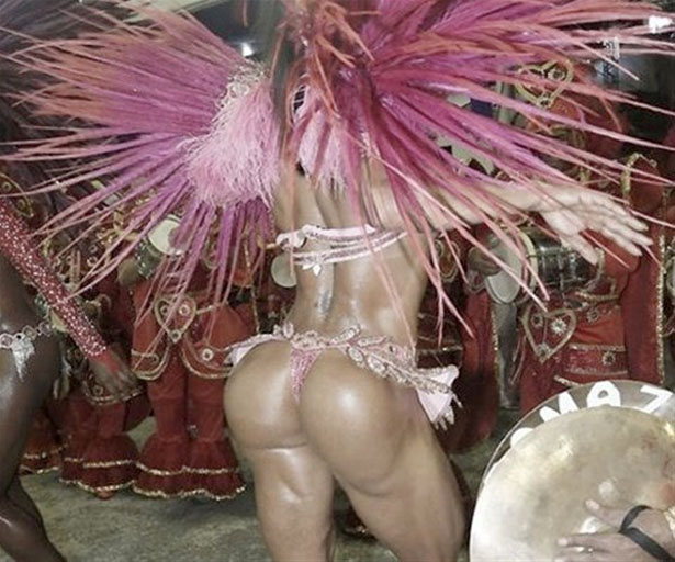 Gracyanne Barbosa quis chamar a atenção com as formas de seu corpo