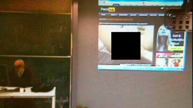 Professor deixa projetor ligado enquanto assiste filme pornô em sala de aula