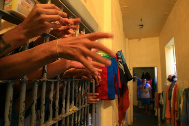 Medeiros Neto: Juíz manda soltar homicidas e estrupadores por falta de comida na cadeia