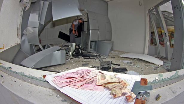 Camaçari: Grupo explode dois caixas eletrônicos do Banco Santander