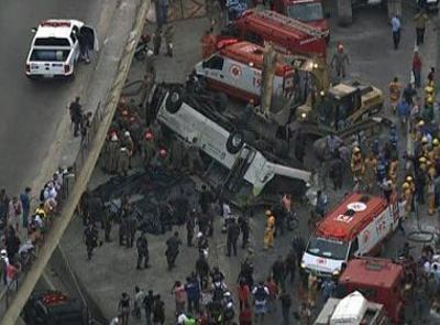 Rio de Janeiro: Ônibus cai de viaduto e sete passageiros morrem
