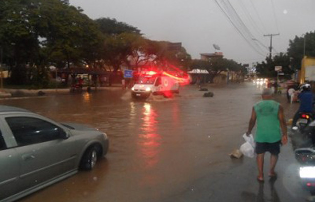 Ipiaú: Chuva causa alagamento no centro da cidade