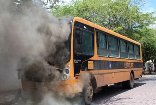 Ônibus Escolar pega fogo com 25 estudantes em Cruz das Almas