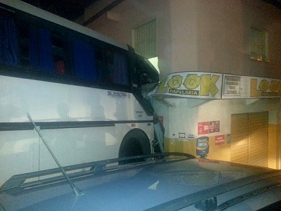 Ônibus desgovernado atinge prédio em Itabuna