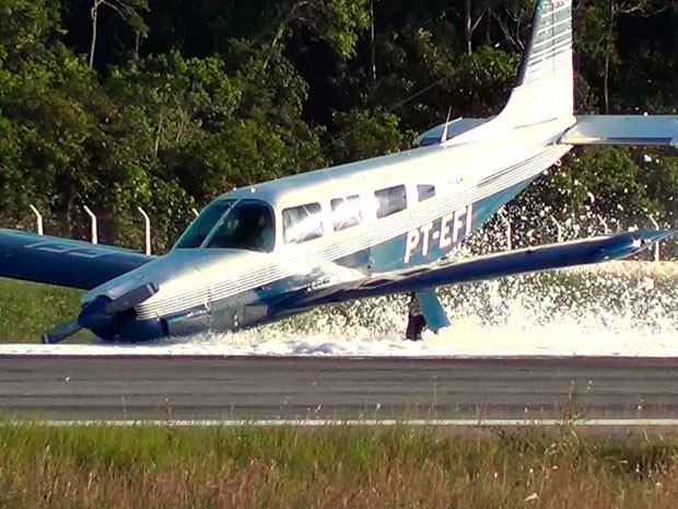 Um avião fez um pouso forçado, na tarde desta quinta-feira (23), no aeroporto de Porto Seguro, no sul baiano.
