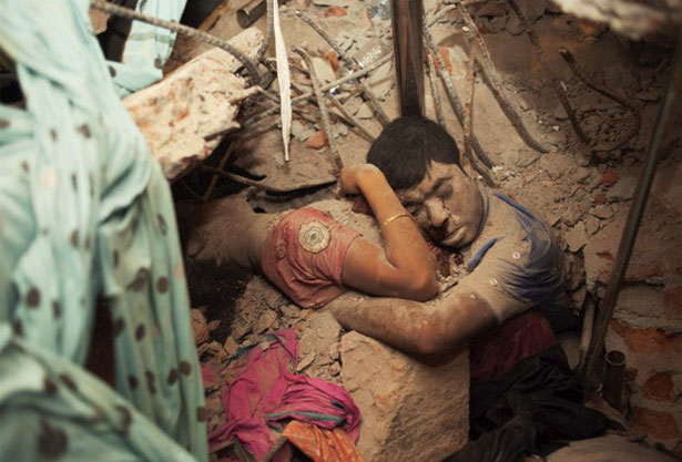 Imagem forte foi feita pela fotógrafa e ativista bengalesa Taslima Akhter. Tragédia em indústria têxtil matou mais de 800 pessoas.