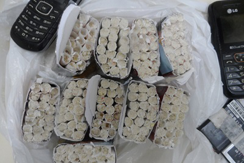 Polícia apreende cocaína dentro de pacotes de cigarro