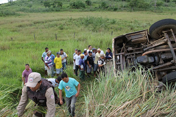 Itororó: Ônibus capota e deixa 30 feridos na BR 415