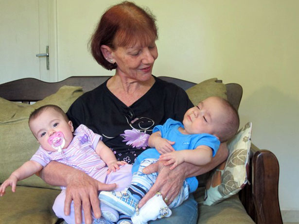 Mulher que deu à luz aos 61 anos comemora primeiro Dia das Mães