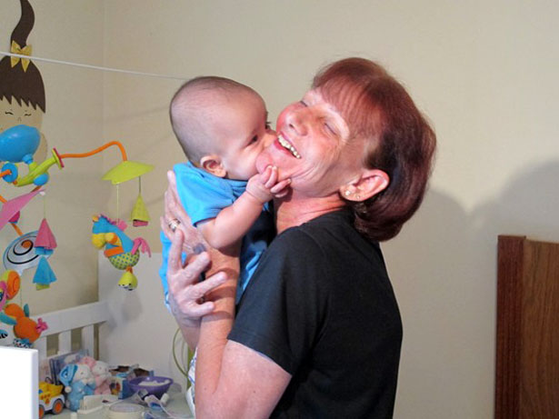 Mulher que deu à luz aos 61 anos comemora primeiro Dia das Mães