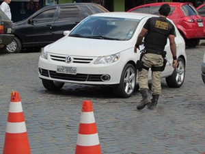 UBAITABA: POLÍCIA MILITAR REALIZA OPERAÇÃO NO CENTRO DA CIDADE