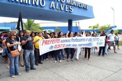 Itabuna: Professores protestam na porta da Prefeitura