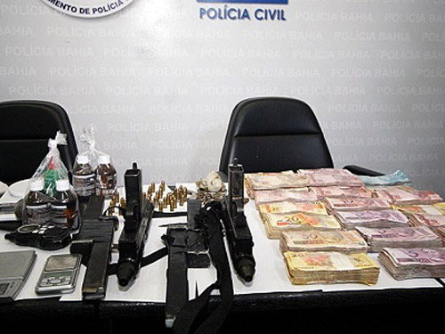 Salvador: Quadrilha é presa com R$ 70 mil, 18 kg de drogas e 2 metralhadoras