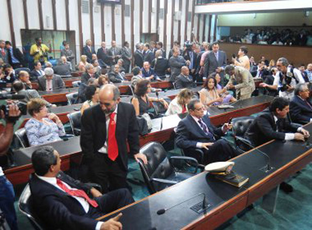 AL-BA aprova redução de recesso parlamentar, ficha limpa estadual e reajuste de servidores