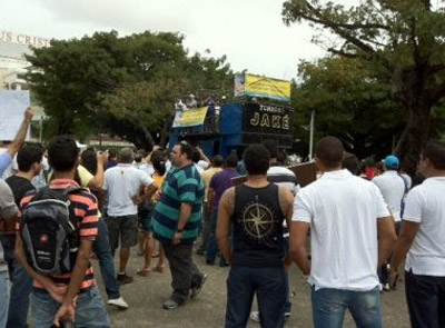 Divulgadores da Telexfree fazem manifestação em Salvador