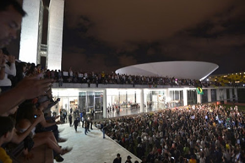 Milhares de brasileiros se levantam em protestos por todo o país