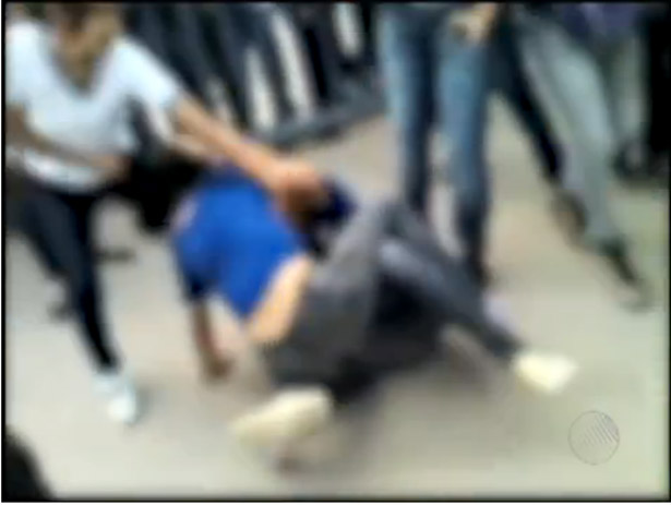 Jovens 'duelam' na calçada de escola em briga marcada via rede social; veja