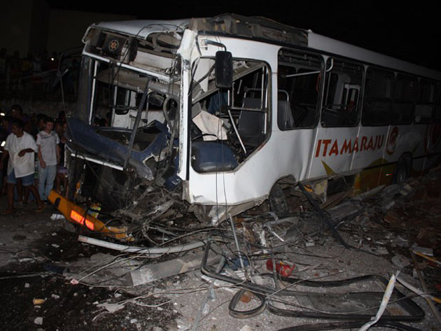 Itamaraju: Uma pessoa morre e mais de 40 ficam feridas em acidente de ônibus