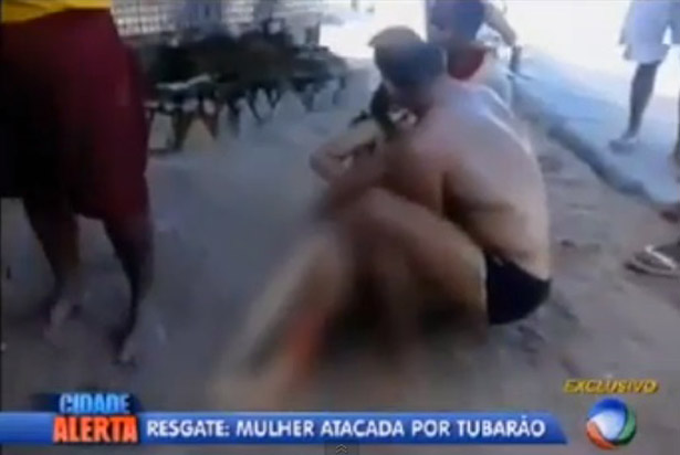 Estudante é atacada por tubarão e tem perna dilacerada. Veja vídeo do resgate.
