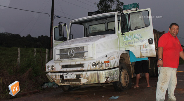 Caminhão da prefeitura foi tomado e depredado por “manifestantes”, durante protesto.