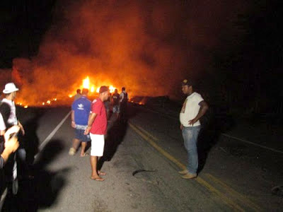 Eunápolis: Explosão de caminhão carregado de combustível deixa BR-101 interditada por várias horas