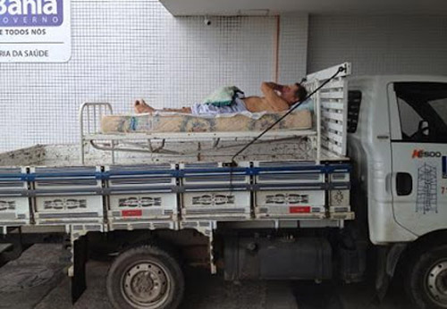 Idoso levado para hospital de Salvador na carroceria de um caminhão