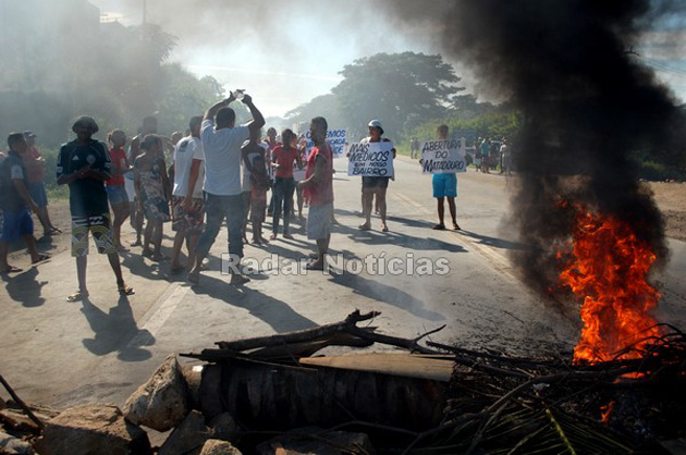 Itabuna: "O povo na rua, Vane a culpa é sua", grita população em protesto