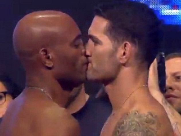 Na encarada do UFC 162, Anderson Silva ‘beija’ Chris Weidman