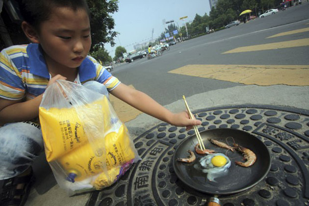 Menino frita ovo em rua após calor bater recorde na China