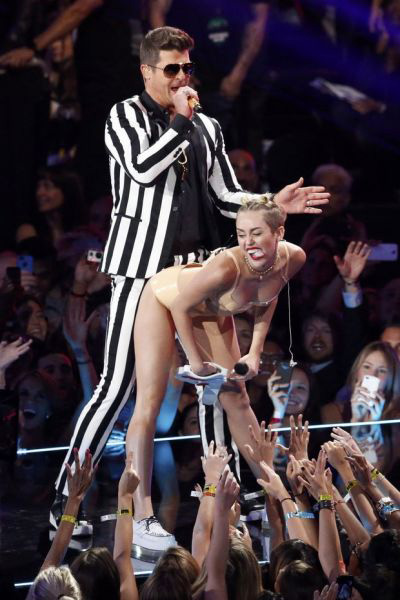 Miley Cyrus usa apenas calcinha e sutiã em premiação