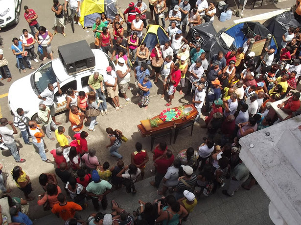 Ilhéus: Servidores Públicos fazem "enterro" do prefeito Jabes