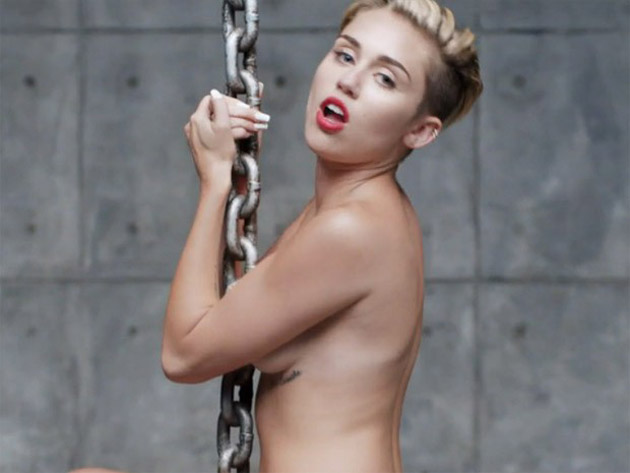 Miley Cyrus aparece nua em clipe de 'Wrecking ball'; assista