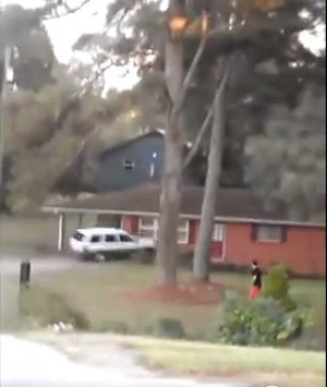 Vídeo: após ser traído, homem destrói a própria casa com carro
