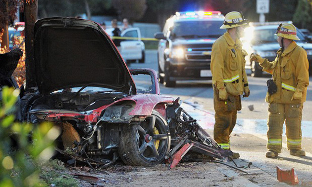Vídeo mostra carro em chamas após acidente com o ator Paul Walker