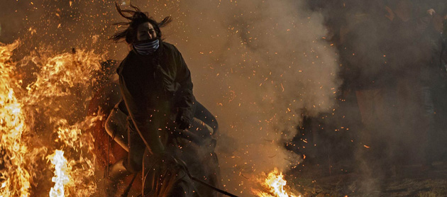 Mulher cai com cavalo na fogueira durante salto na Espanha: Veja fotos