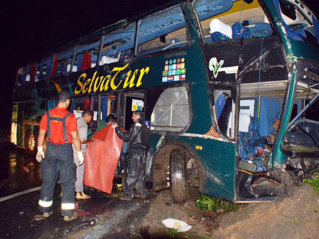 Ônibus da banda Raça Negra tomba na BR-101, em Pernambuco