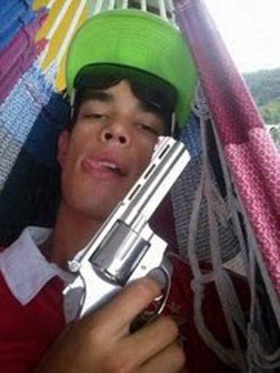 Jovem é preso 40 minutos após postar foto com arma na internet