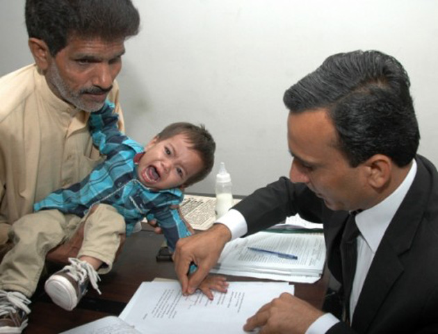 Paquistão: Bebê é acusado de assassinato