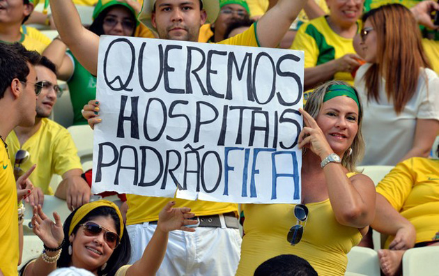 Seleção Brasileira se apresenta para a Copa em meio a protesto
