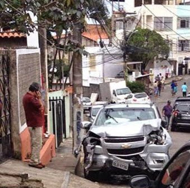 Lavador de carros pega veículo de cliente e derruba muro