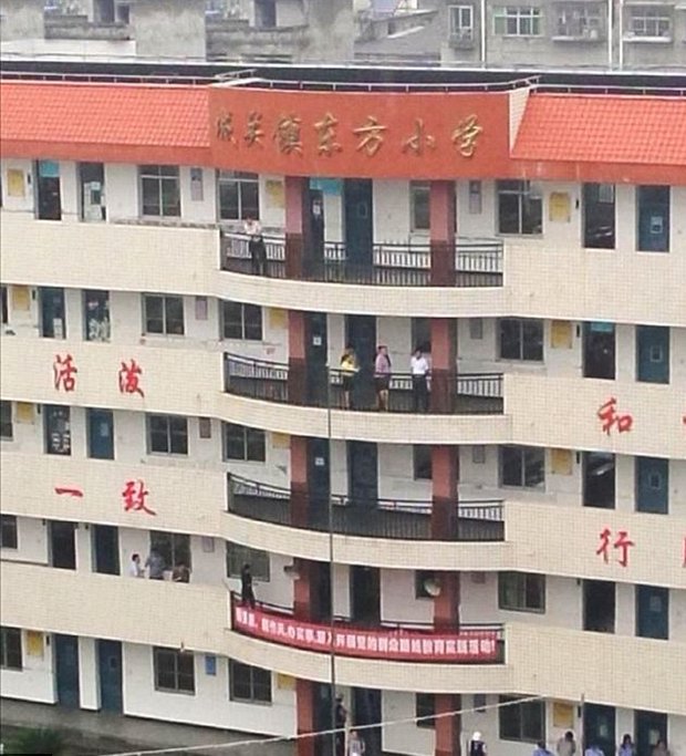 Chinês invade escola, mata 3 crianças e fere mais 5 antes de se jogar do prédio