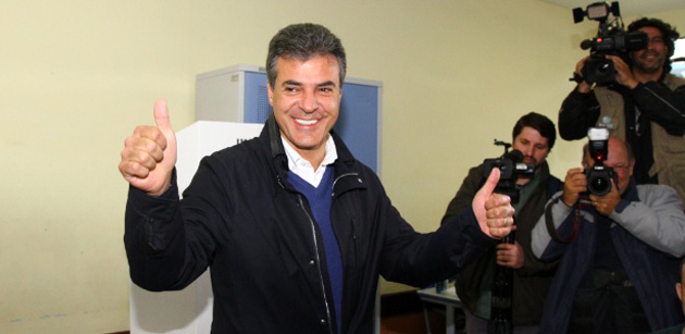 Beto Richa (PSDB) derrota Requião (PMDB) e se reelege governador do PR