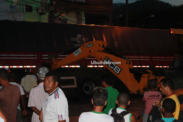 Ubaitaba: Scania tomba e Trator da prefeitura ajuda a tirá-la do lugar